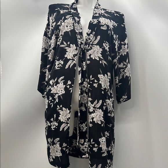 Spiritual Gangster Black and White Kimono Robe with Flowing Silhouette - Picture 1 of 6